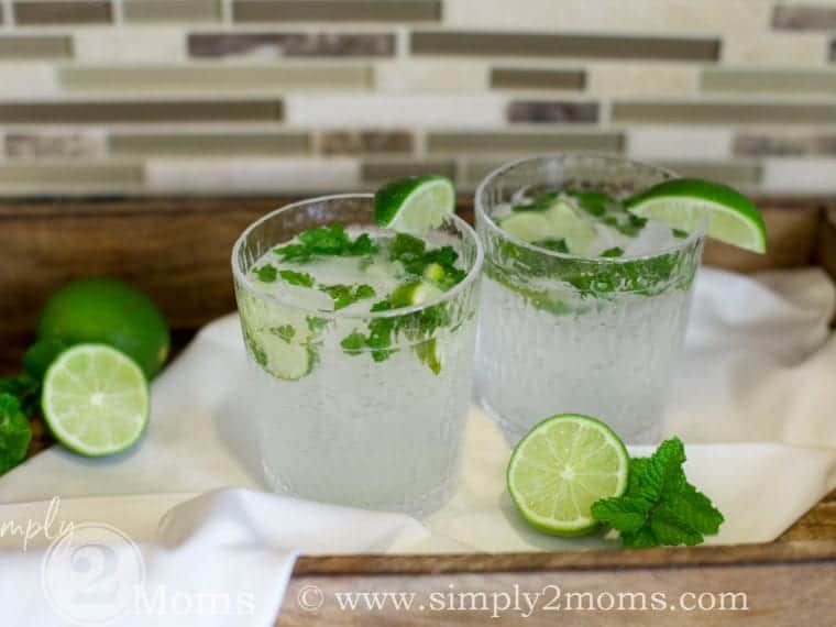 Low Carb Mojito | www.simply2moms.com | #lowcarb #keto #mojito #lowcarbmojito #lowcarbmixeddrink #lowcarbmixeddrinks #lowcarbCubanmojito