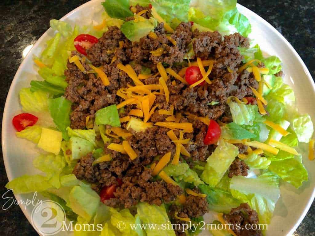 What's On My Plate | Salads | 12.5.18 | www.simply2moms.com | #salad #saladmealinspiration #trimhealtymama #THM #smeal #lowcarb #keto #eatingout #diningout #eatingyourgreens #grilledchickensalad #tacosalad #kalesalad #kale #romaine #mixedgreens #avocado #saladideas #blackenedchicken