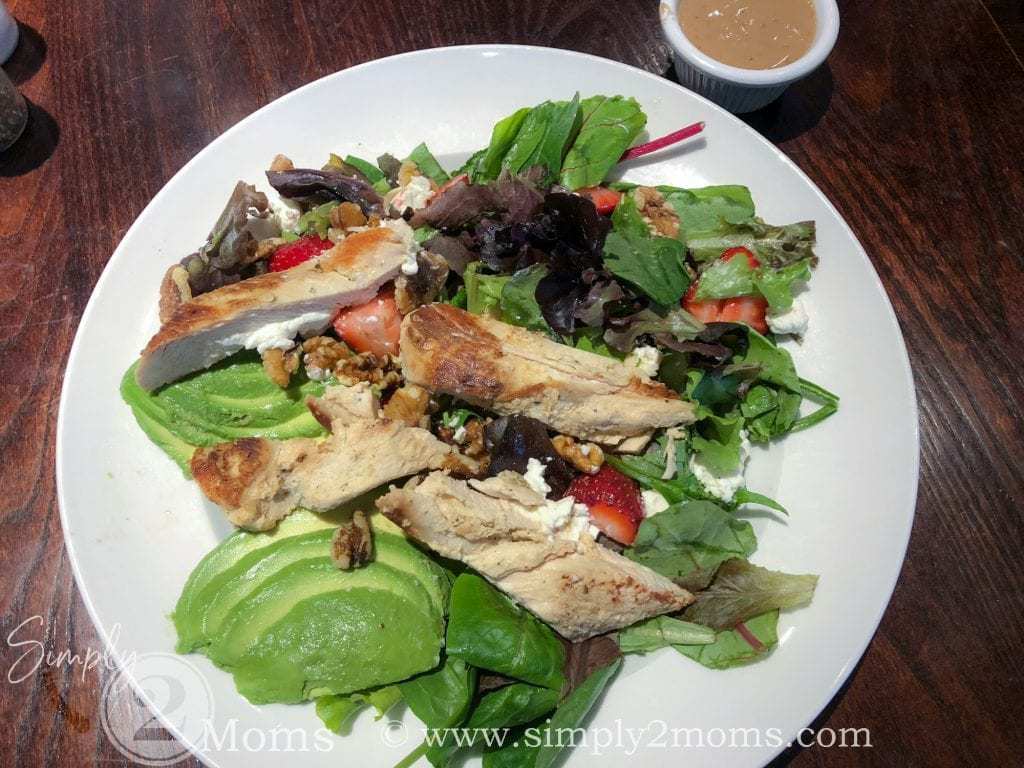 What's On My Plate | Salads | 12.5.18 | www.simply2moms.com | #salad #saladmealinspiration #trimhealtymama #THM #smeal #lowcarb #keto #eatingout #diningout #eatingyourgreens #grilledchickensalad #tacosalad #kalesalad #kale #romaine #mixedgreens #avocado #saladideas #blackenedchicken