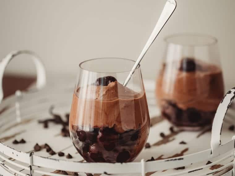 Chocolate Cherry Yogurt Bowl - THM-E | www.simply2moms.com | #THM #TrimHealthyMama #Greekyogurt #chocolate #cherry #breakfast #snack #Emeal #NSI #5ingredients