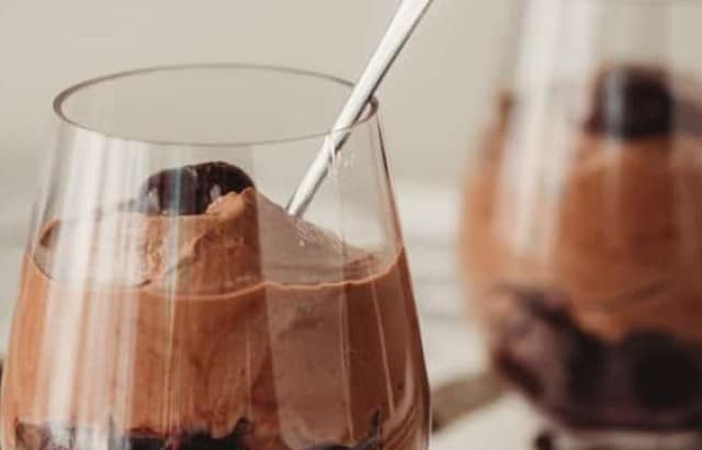 Chocolate Cherry Yogurt Bowl - THM-E | www.simply2moms.com | #THM #TrimHealthyMama #Greekyogurt #chocolate #cherry #breakfast #snack #Emeal #NSI #5ingredients