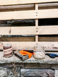 How to Make an Amazing Pallet Photo Display in 5 Easy Steps