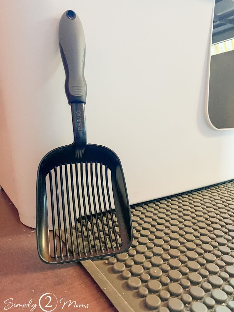 Nonstick coated metal kitty litter scoop and kitty litter mat to prevent tracking of kitty litter.